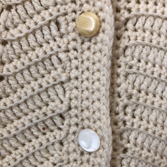 Vintage 60s 70s poncho shawl Fringe Button Poncho Cape hand knit grandma hippie - Picture 5 of 8